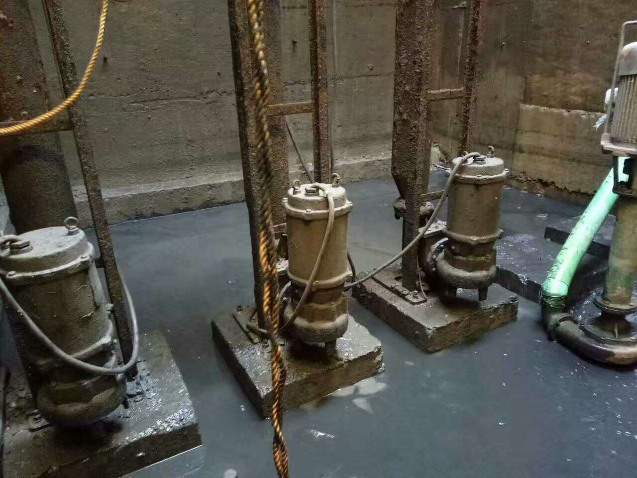 重兴镇污水池清理